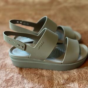 Crocs platform sandal in taupe